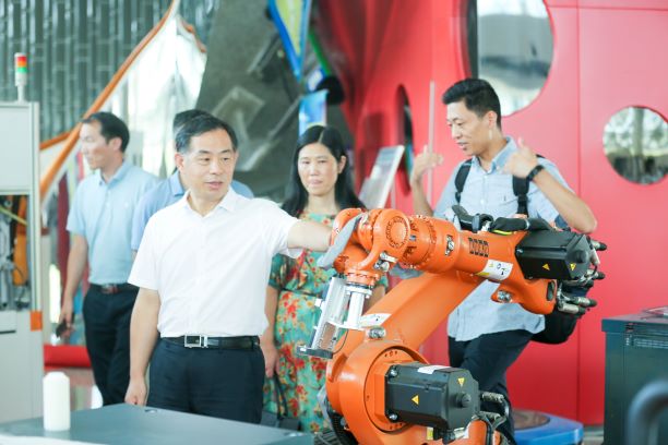 <strong>長(zhǎng)沙職業(yè)技術(shù)學(xué)院喻友軍院長(zhǎng)一行考察富納科技</strong>