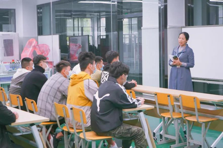 <strong>常熟濱江富納智能制造技術現(xiàn)代化實訓基地迎來首批學員</strong>