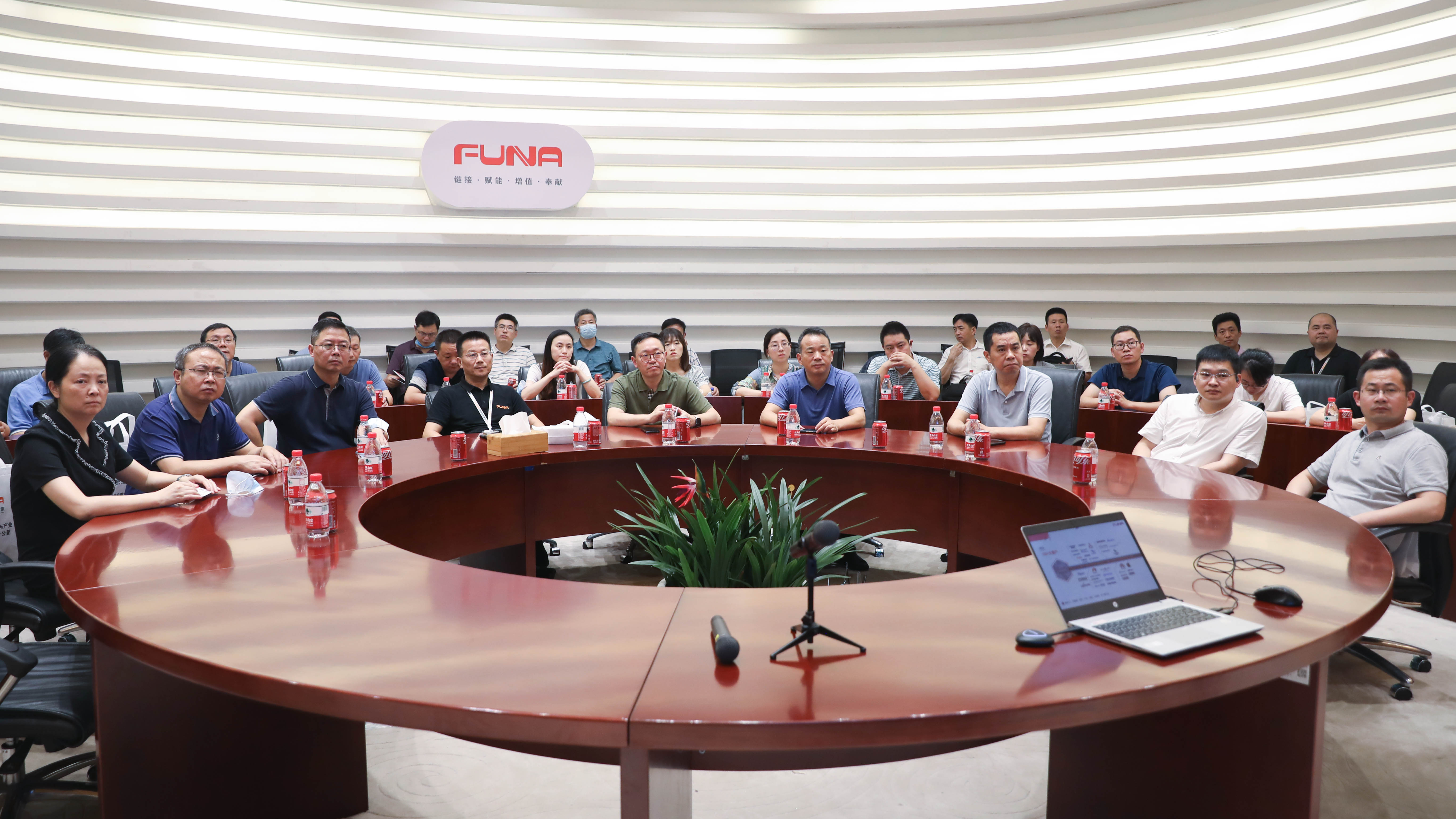 江蘇省無錫技師學(xué)院院長(zhǎng)李振云一行蒞臨富納科技調(diào)研
